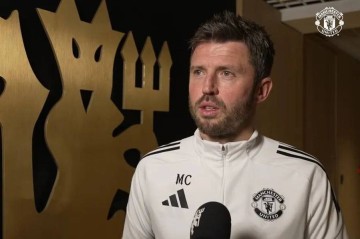 卡里克谈转正前景,改变曼联训练计划!战热刺更衣室为球迷剪发而战