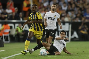 2-1,西甲第19逆转西甲第12,36岁大连人旧将一剑封喉,太牛了