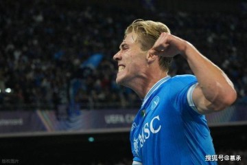 曼联弃将在那不勒斯封神!神锋欧冠双响救主,意大利媒体集体狂吹